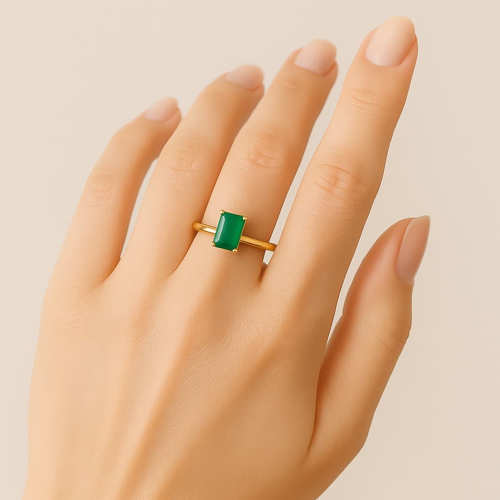 Пръстен от 18 карата злато със смарагд