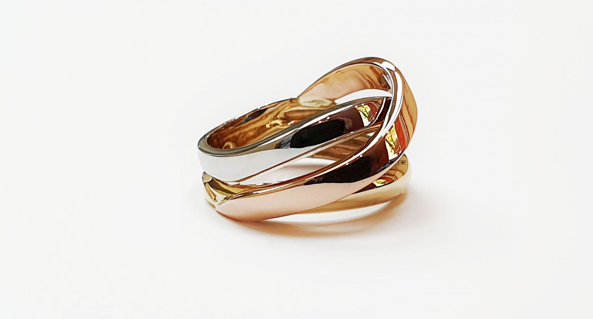 Преплетен пръстен комбинация от бяло, жълто и розово злато 14к. страничен план
