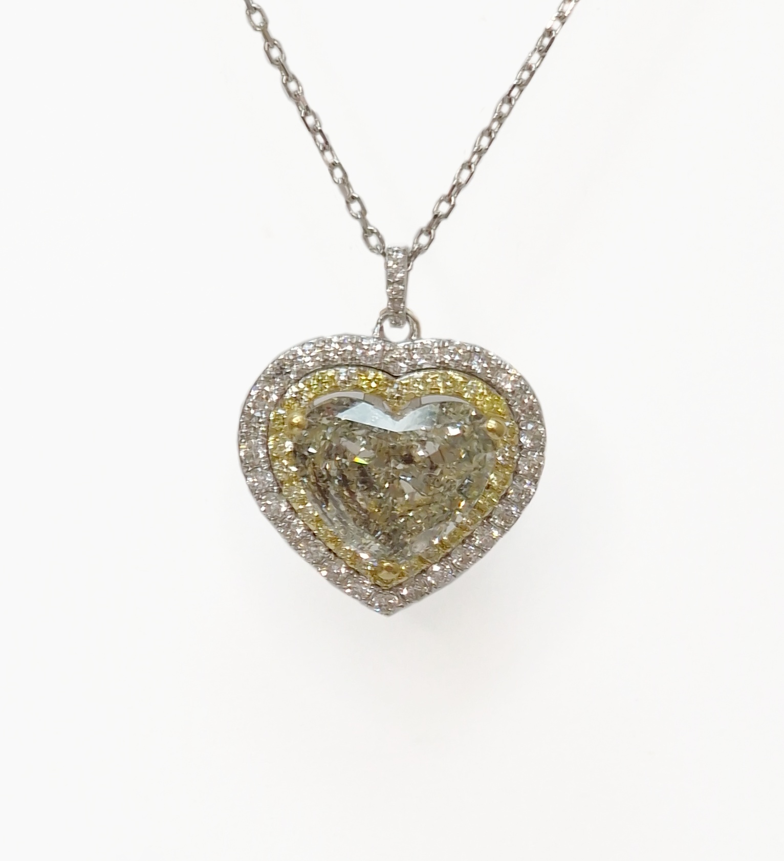 Колие от бяло и жълто злато 18 к. с диамант във форма на сърце и бели и жълти диаманти