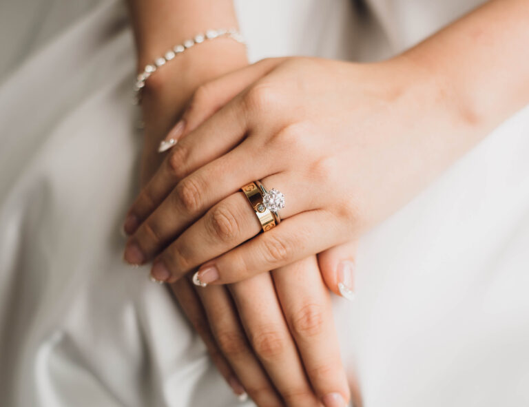 Годежни и сватбени пръстени - каква е разликата и как да ги носите?